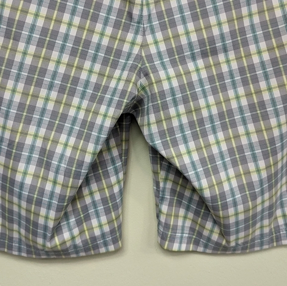 Izod Golf Men's Plaid Shorts Sz 36 - Picture 3 of 13